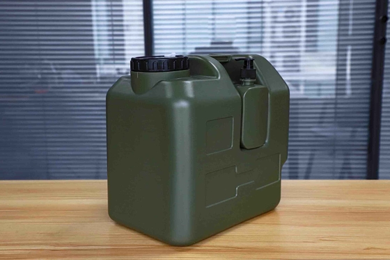 Un seau d'eau de 5 gallons en PEHD recyclé avec robinet léger