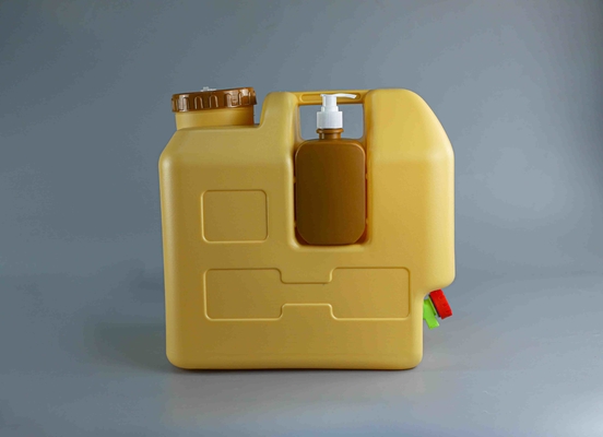 Un seau d'eau de 8 gallons avec un robinet et une bouteille de lotion à base de savon liquide